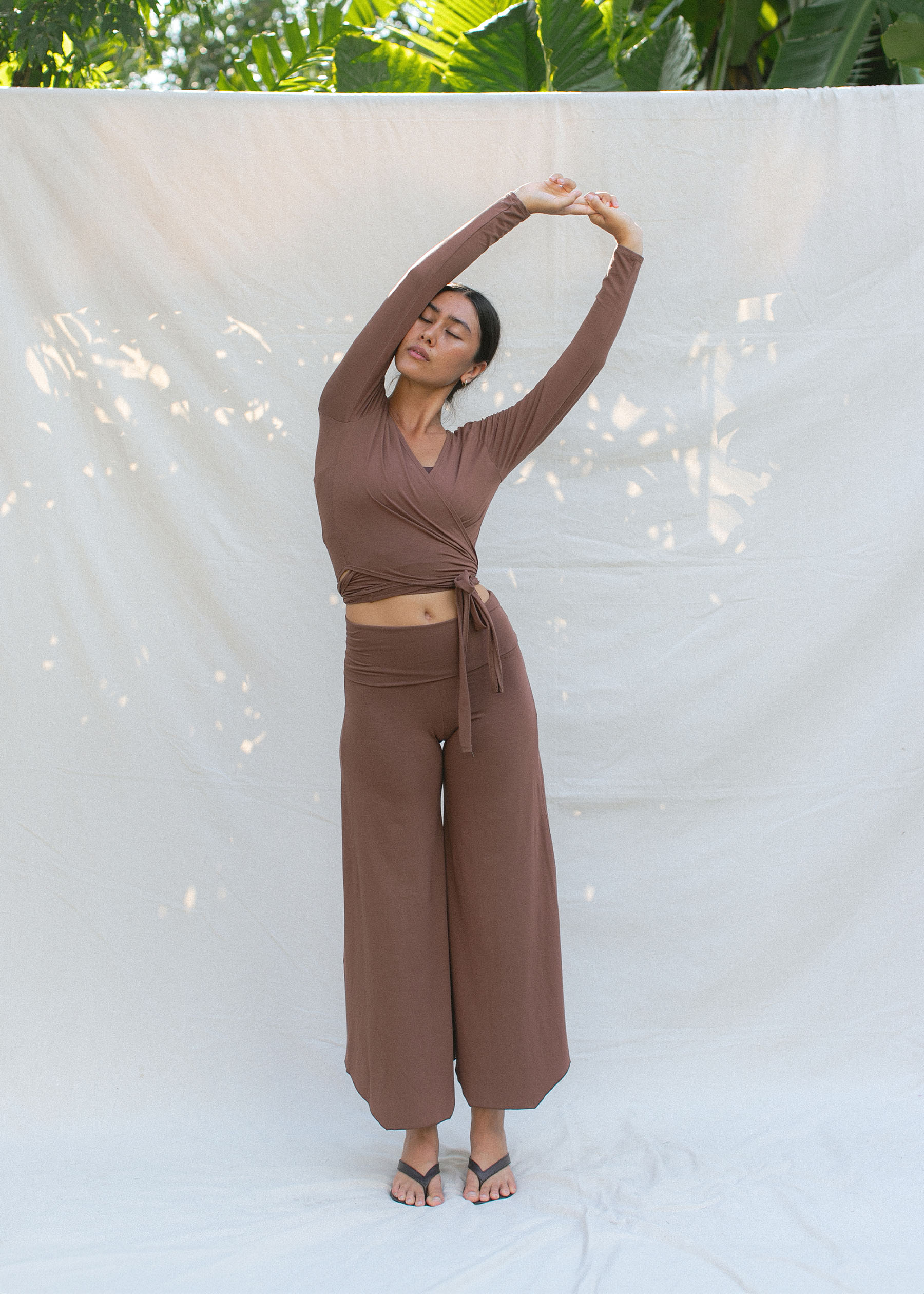 Indigo Luna Agni ヨガラップトップス ブラウン Agni Wrap Top Chocolate –Indigo Luna Store