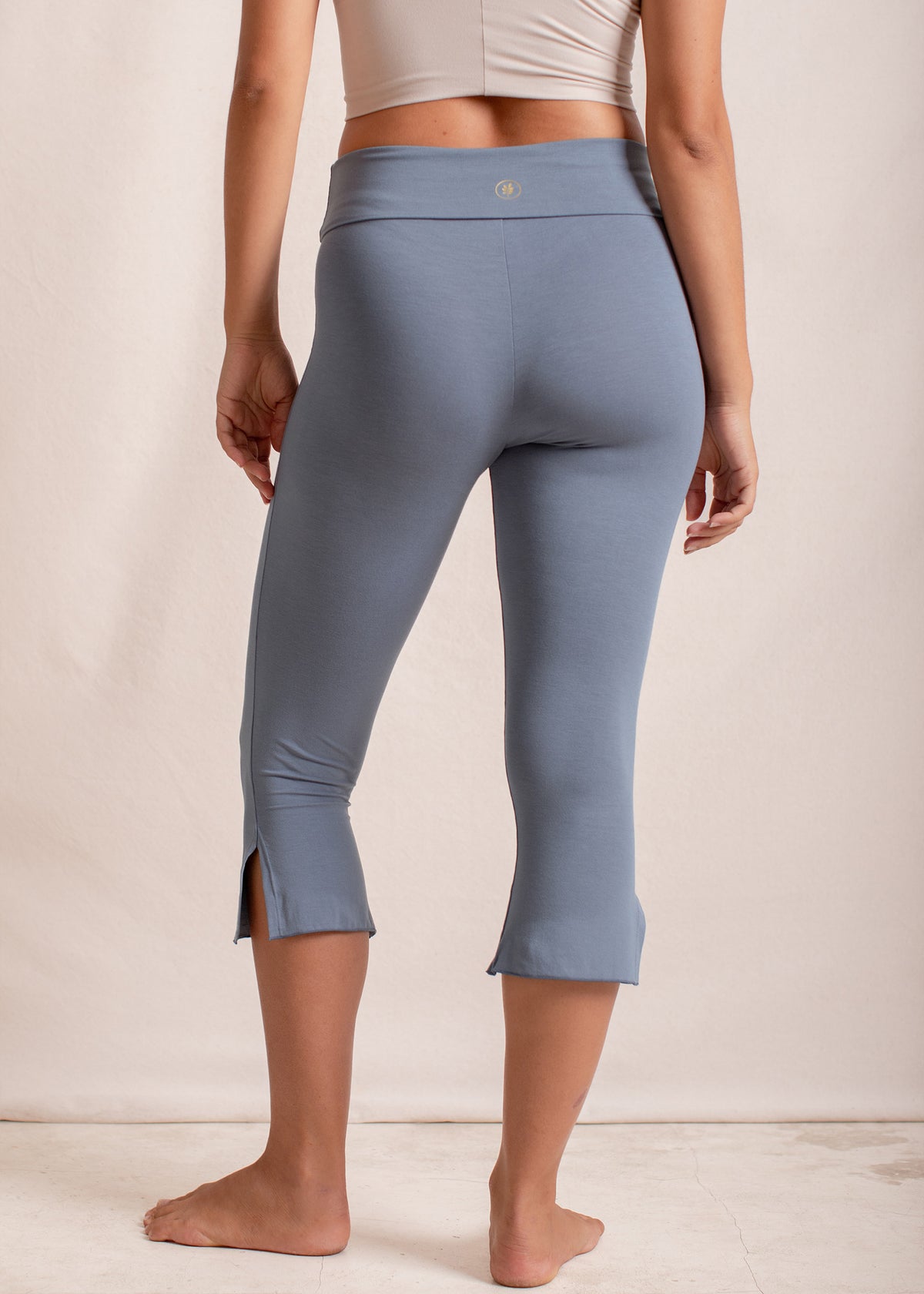 Eva wears size M. Height 174cm (5.7”), Bust 83cm (32.7”), Waist 69cm (27.2”), Hips 96cm (37.8”) | Size M