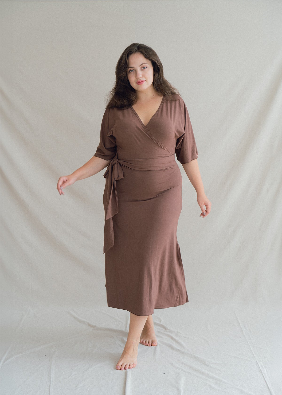 Alena wears size XL/XXL. Height 172cm (5.6”), Bust 109cm (43”), Waist 90cm (35.4”), Hips 120cm (47.3”)