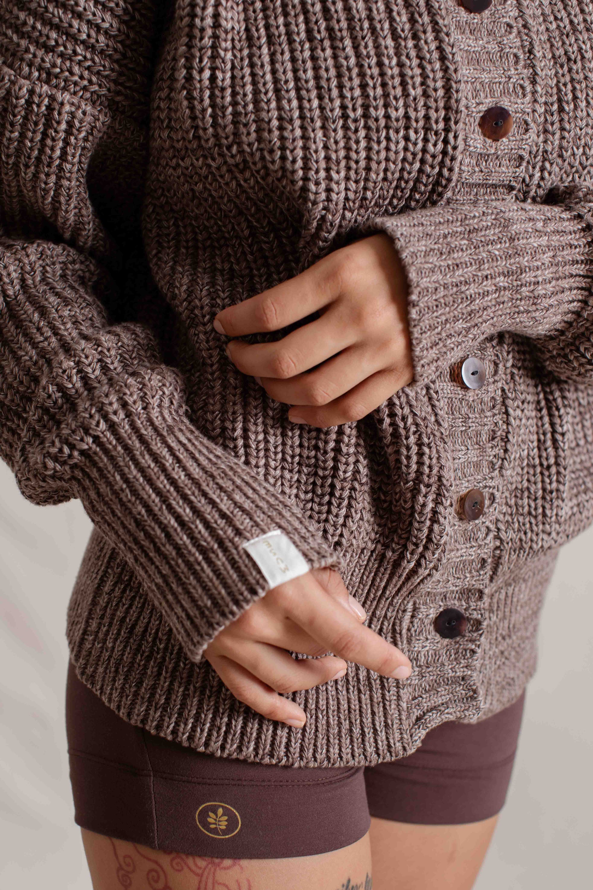 Hitomi is wearing size S/M. Bust: 81cm (32”), Waist: 61cm (24”), Hips: 91.4cm (36”), Height 168cm (5.5”). | Size S/M