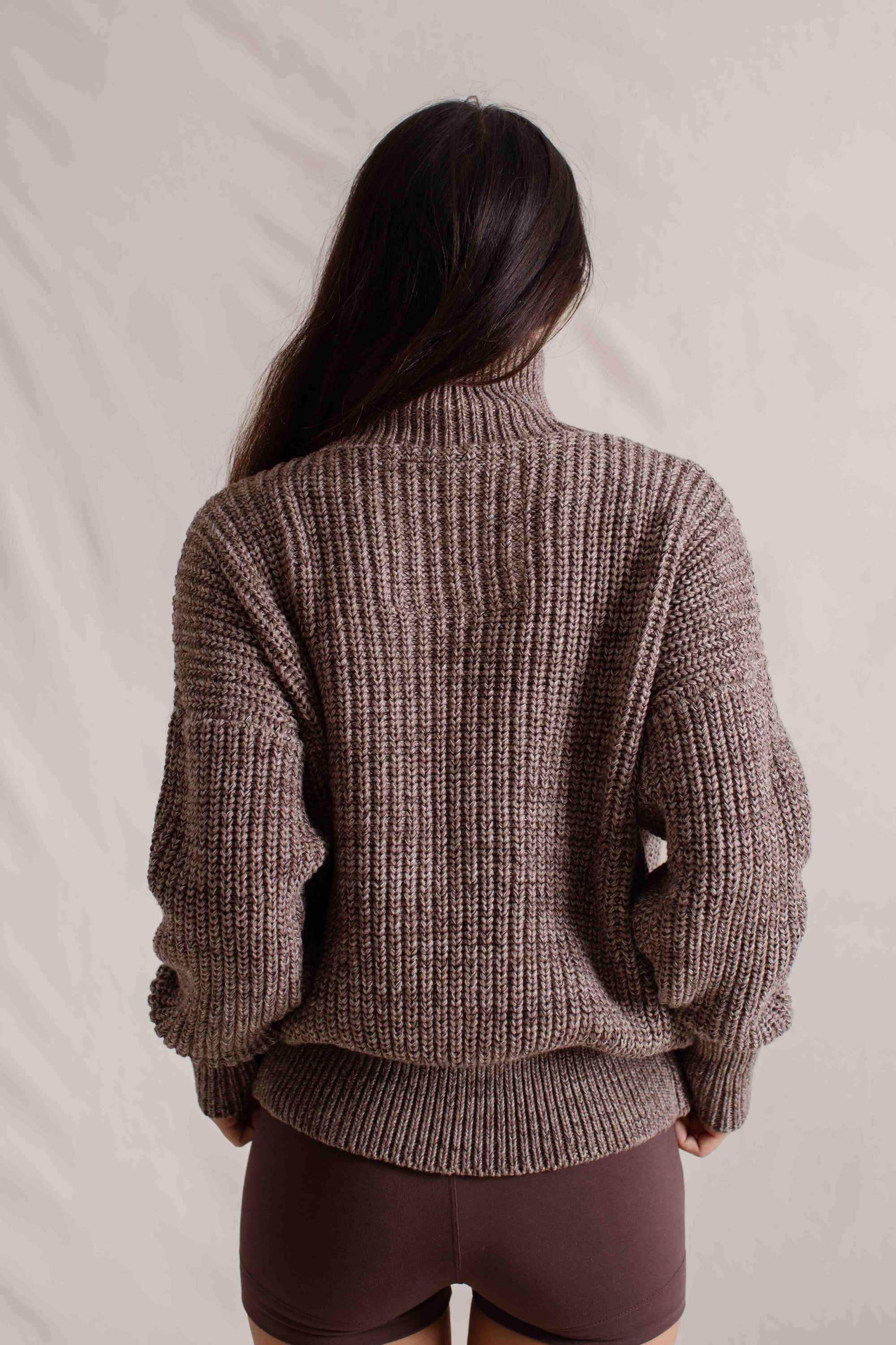 Hitomi is wearing size S/M. Bust: 81cm (32”), Waist: 61cm (24”), Hips: 91.4cm (36”), Height 168cm (5.5”). | Size S/M