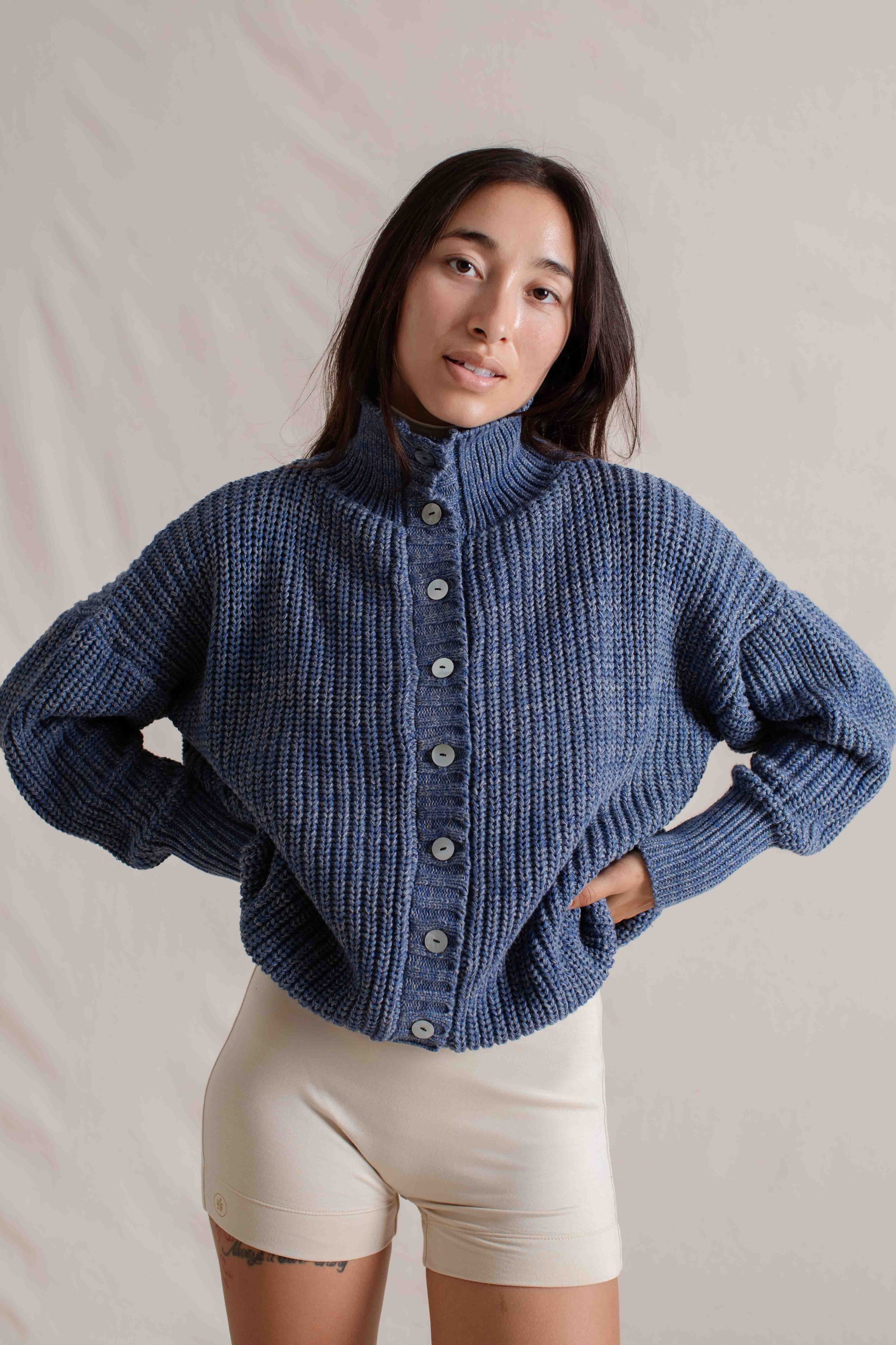 Hitomi is wearing size S/M. Bust: 81cm (32”), Waist: 61cm (24”), Hips: 91.4cm (36”), Height 168cm (5.5”). | Size S/M