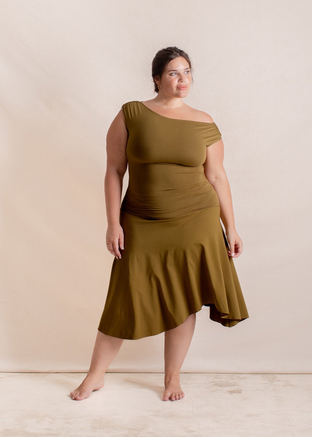 Michelle is wearing size XL/XXL on Top and 2XL/3XL on Skirt. Bust 115cm (45.3”), Waist 93cm (36.6”), Hips 123cm (48.4”), Height 168cm (5.5”)