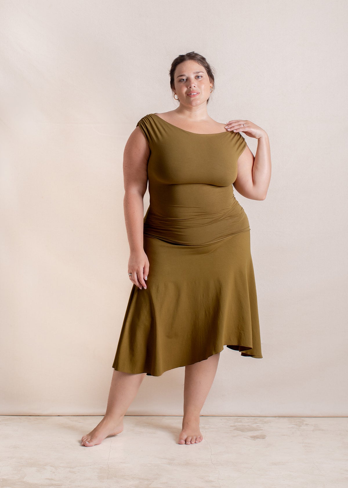 Michelle is wearing size XL/XXL on Top and 2XL/3XL on Skirt. Bust 115cm (45.3”), Waist 93cm (36.6”), Hips 123cm (48.4”), Height 168cm (5.5”)