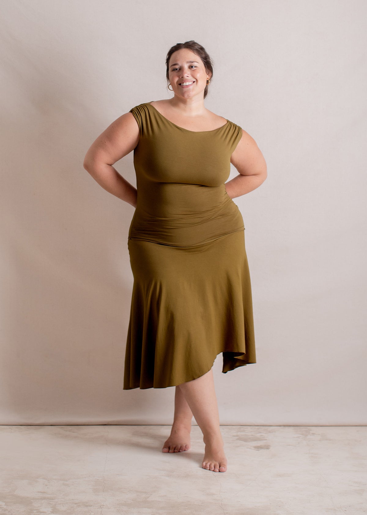 Michelle is wearing size XL/XXL on Top and 2XL/3XL on Skirt. Bust 115cm (45.3”), Waist 93cm (36.6”), Hips 123cm (48.4”), Height 168cm (5.5”)