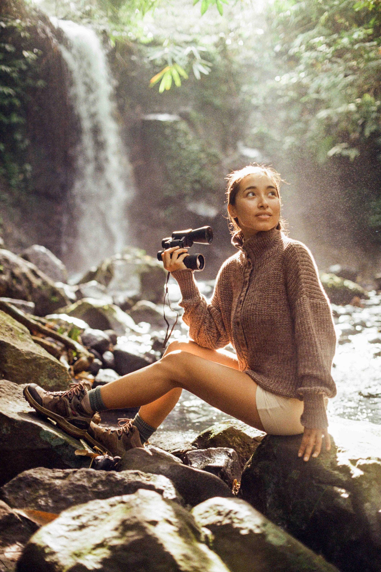 Hitomi is wearing size S/M. Bust: 81cm (32”), Waist: 61cm (24”), Hips: 91.4cm (36”), Height 168cm (5.5”). | Size S/M