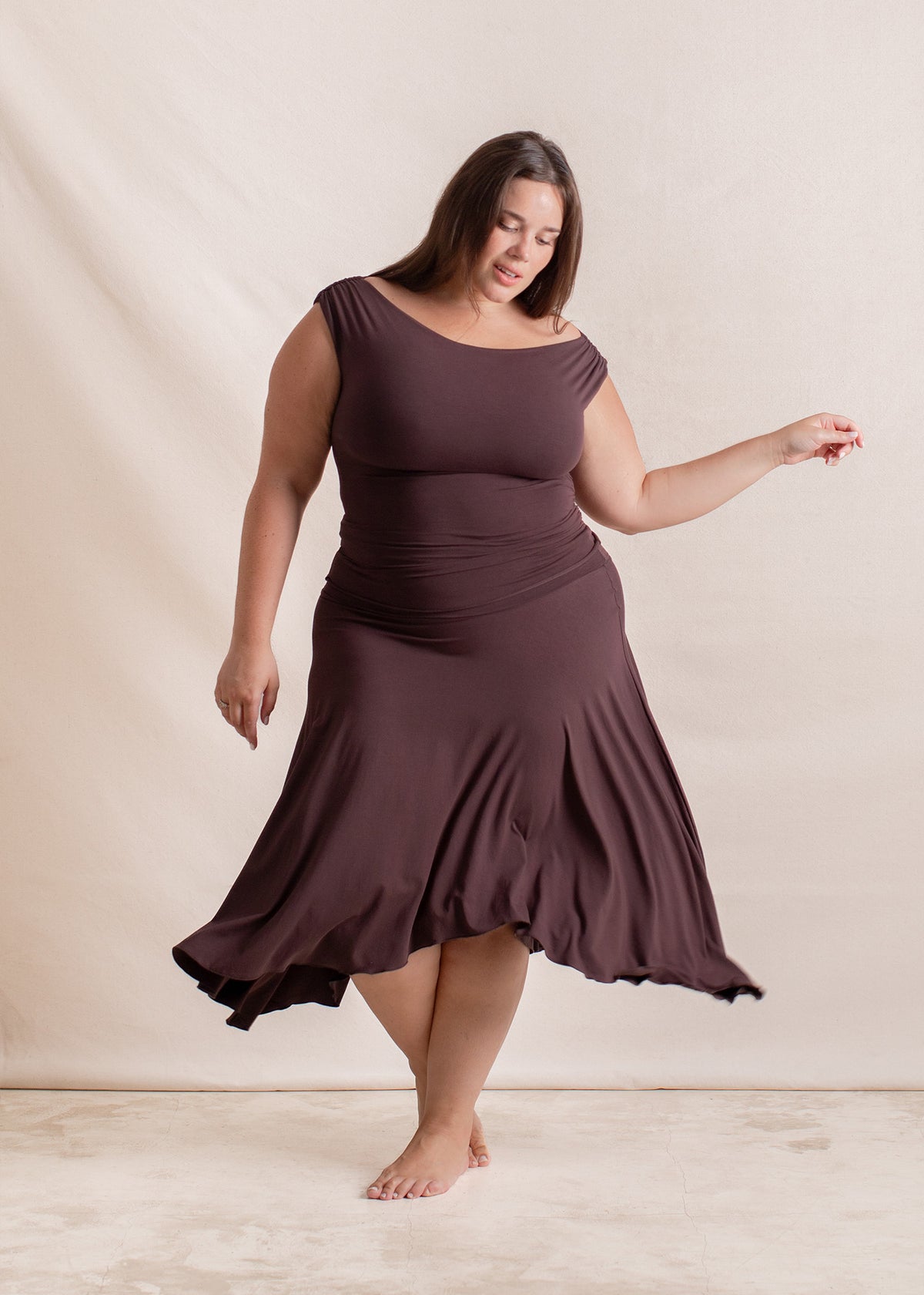 Michelle is wearing size XL/XXL on Top and 2XL/3XL on Skirt. Bust 115cm (45.3”), Waist 93cm (36.6”), Hips 123cm (48.4”), Height 168cm (5.5”)