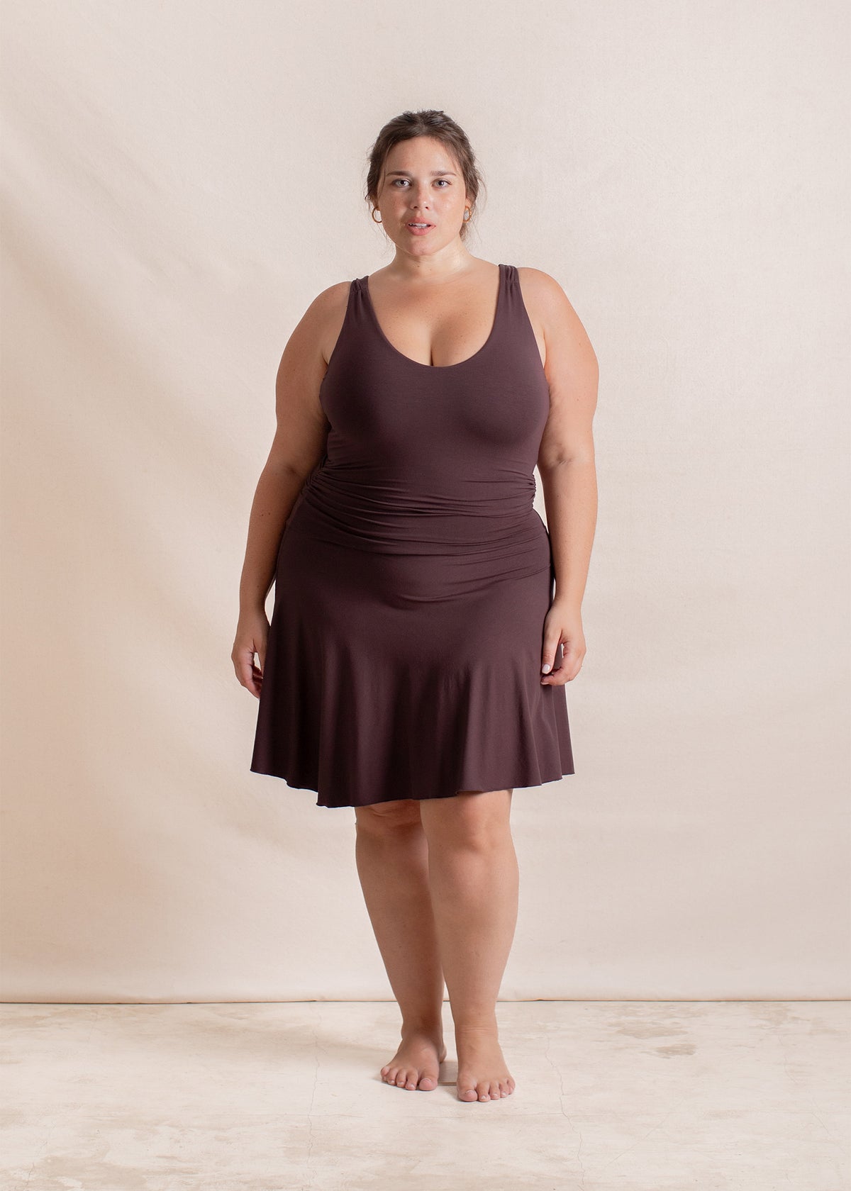 Michelle is wearing size XL/XXL. Bust 115cm (45.3”), Waist 93cm (36.6”), Hips 123cm (48.4”), Height 168cm (5.5”)