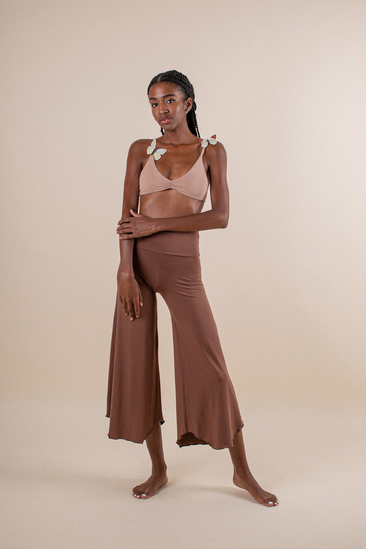 Ashanti is wearing size XS. Hips 68cm(26.7”), Height 177cm(5.8”)