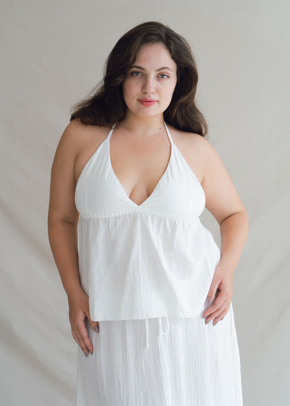 Alena wears size XL/XXL. Height 172cm (5.6”), Bust 109cm (43”), Waist 90cm (35.4”), Hips 120cm (47.3”)