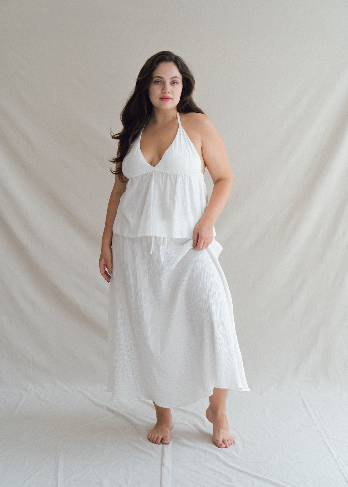 Alena wears size XL/XXL. Height 172cm (5.6”), Bust 109cm (43”), Waist 90cm (35.4”), Hips 120cm (47.3”)