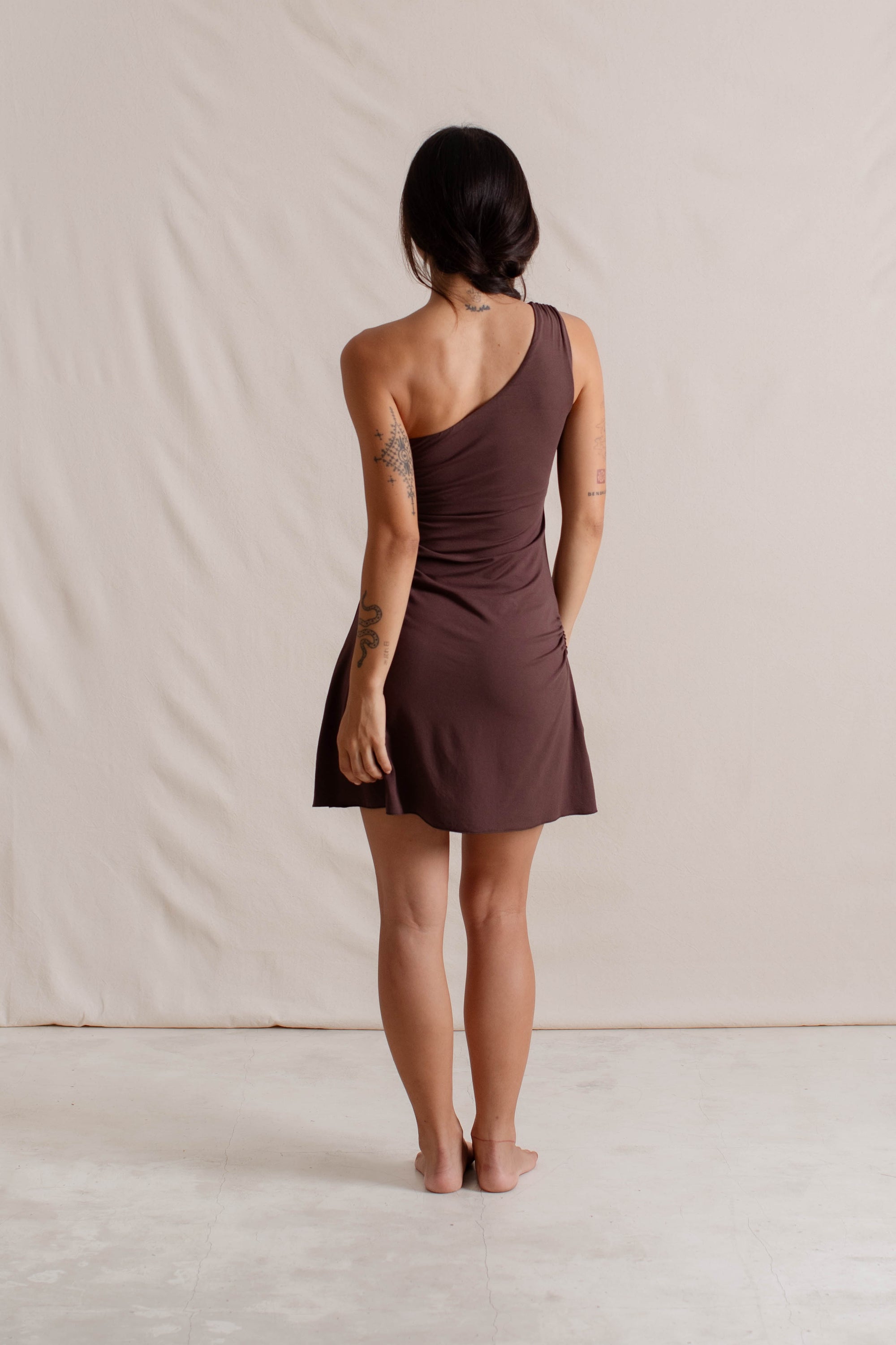 Hitomi is wearing size XS/S. Bust: 81cm (32”), Waist: 61cm (24”), Hips: 91.4cm (36”), Height 168cm (5.5”). | Size XS/S