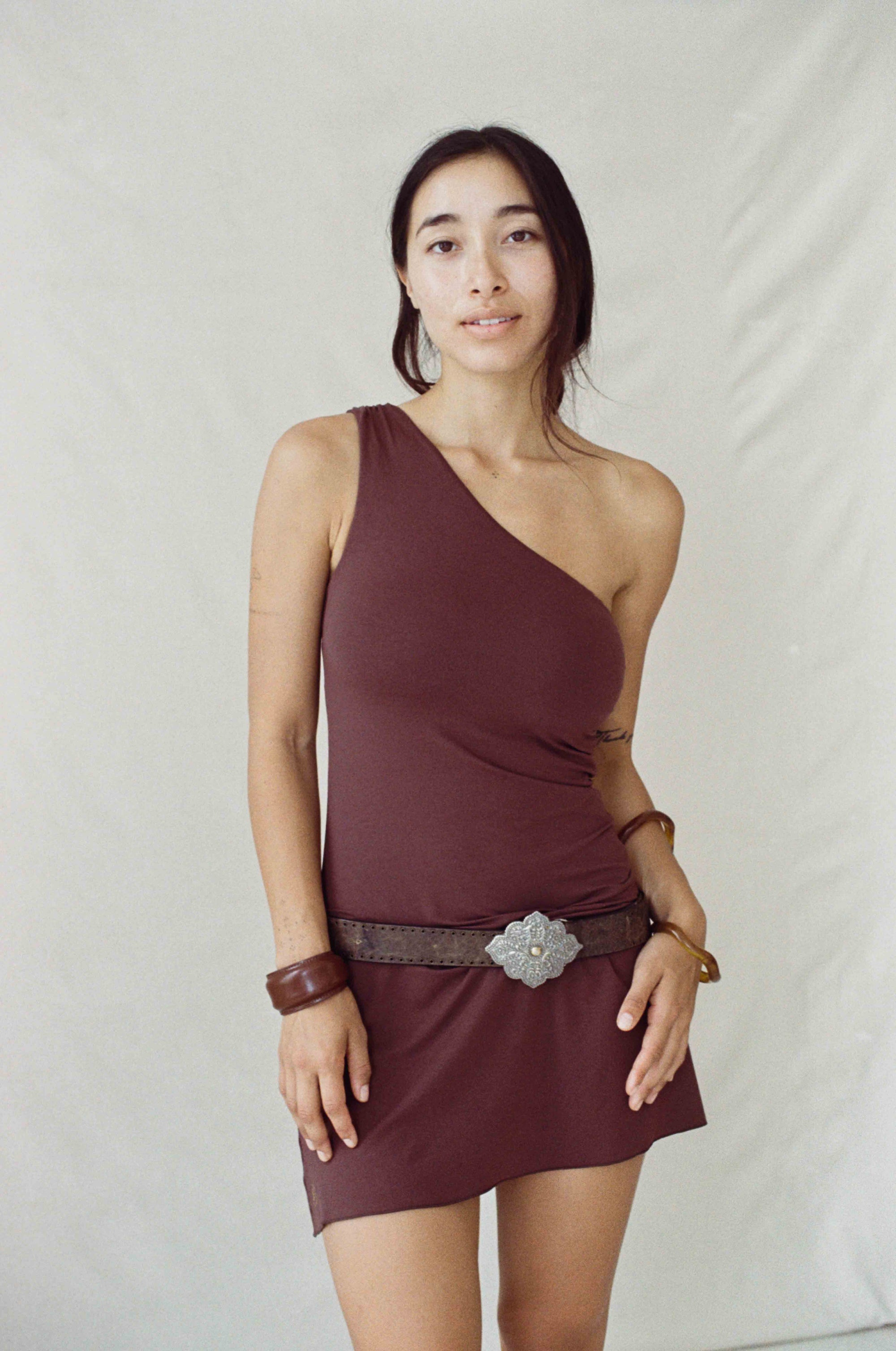 Hitomi is wearing size XS/S. Bust: 81cm (32”), Waist: 61cm (24”), Hips: 91.4cm (36”), Height 168cm (5.5”). | Size XS/S