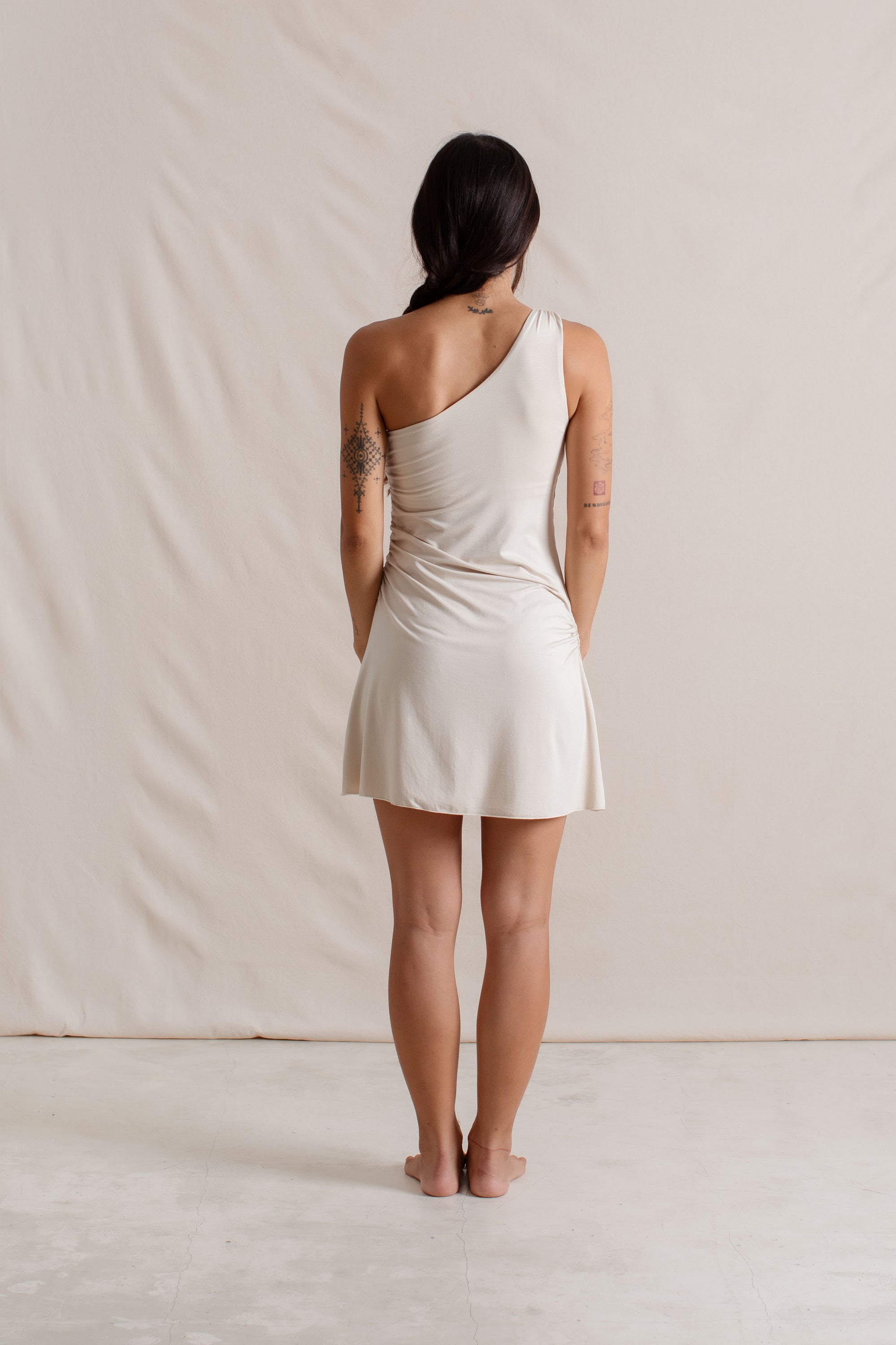 Hitomi is wearing size XS/S. Bust: 81cm (32”), Waist: 61cm (24”), Hips: 91.4cm (36”), Height 168cm (5.5”). | Size XS/S