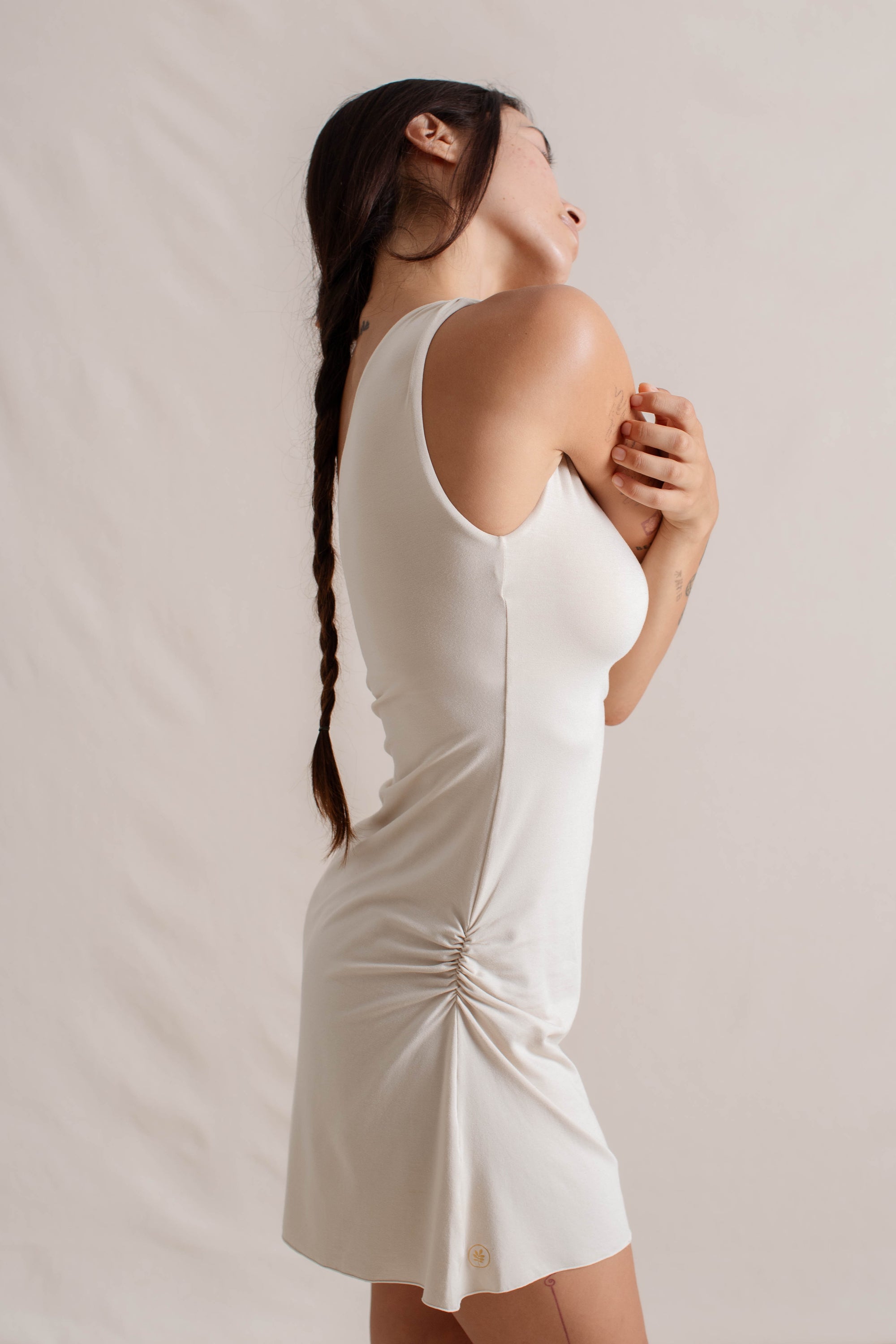 Hitomi is wearing size XS/S. Bust: 81cm (32”), Waist: 61cm (24”), Hips: 91.4cm (36”), Height 168cm (5.5”). | Size XS/S