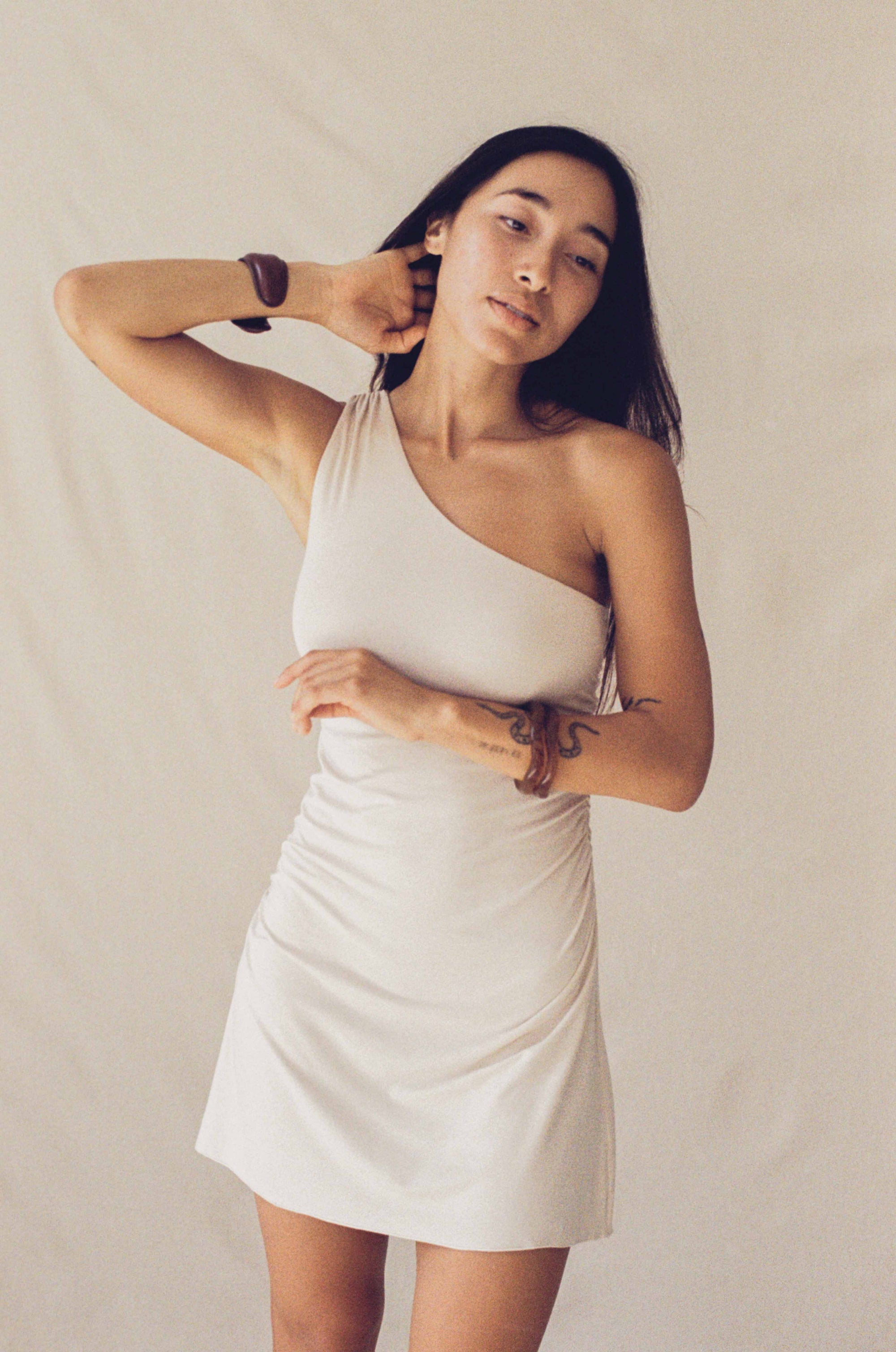 Hitomi is wearing size XS/S. Bust: 81cm (32”), Waist: 61cm (24”), Hips: 91.4cm (36”), Height 168cm (5.5”). | Size XS/S