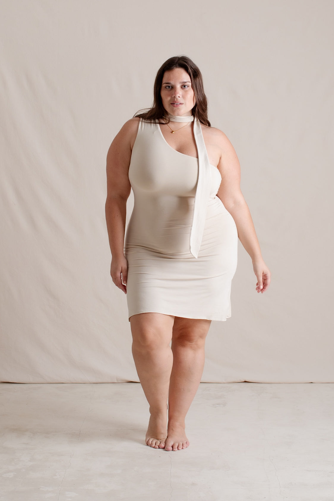 Michelle is wearing XL/2XL. Bust: 115cm (45.3”), Waist: 93 (36.6”), Hips: 123cm (48.4”), Height: 168cm (5.5”). | Size XL/XXL