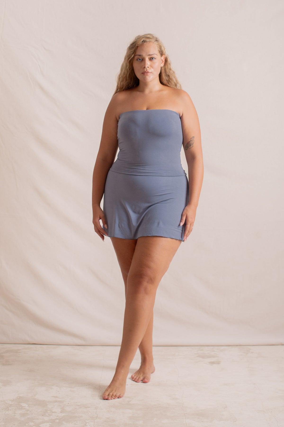 Olga is wearing 2XL/3XL, Bust 105cm (41.3”), Waist 83cm (32.7”), Hips 123cm (48.4”), Height 178cm (5.8”).