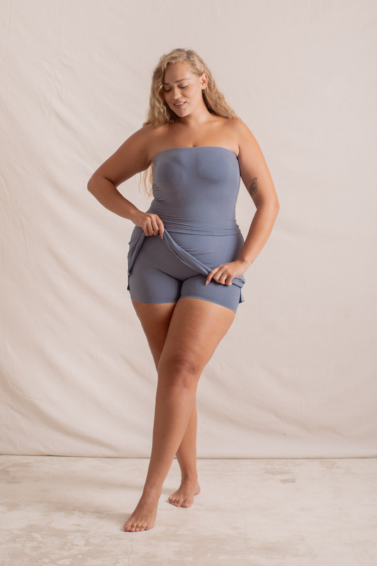 Olga is wearing 2XL/3XL, Bust 105cm (41.3”), Waist 83cm (32.7”), Hips 123cm (48.4”), Height 178cm (5.8”).