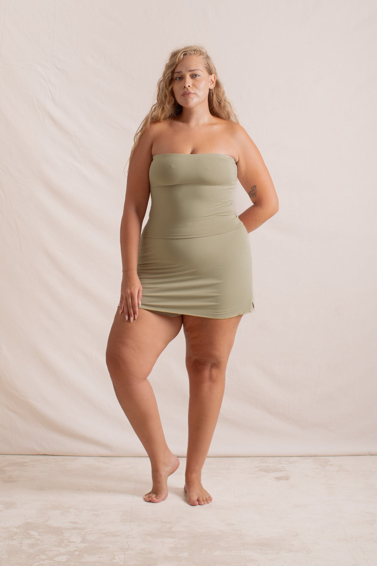 Olga is wearing 2XL/3XL, Bust 105cm (41.3”), Waist 83cm (32.7”), Hips 123cm (48.4”), Height 178cm (5.8”)