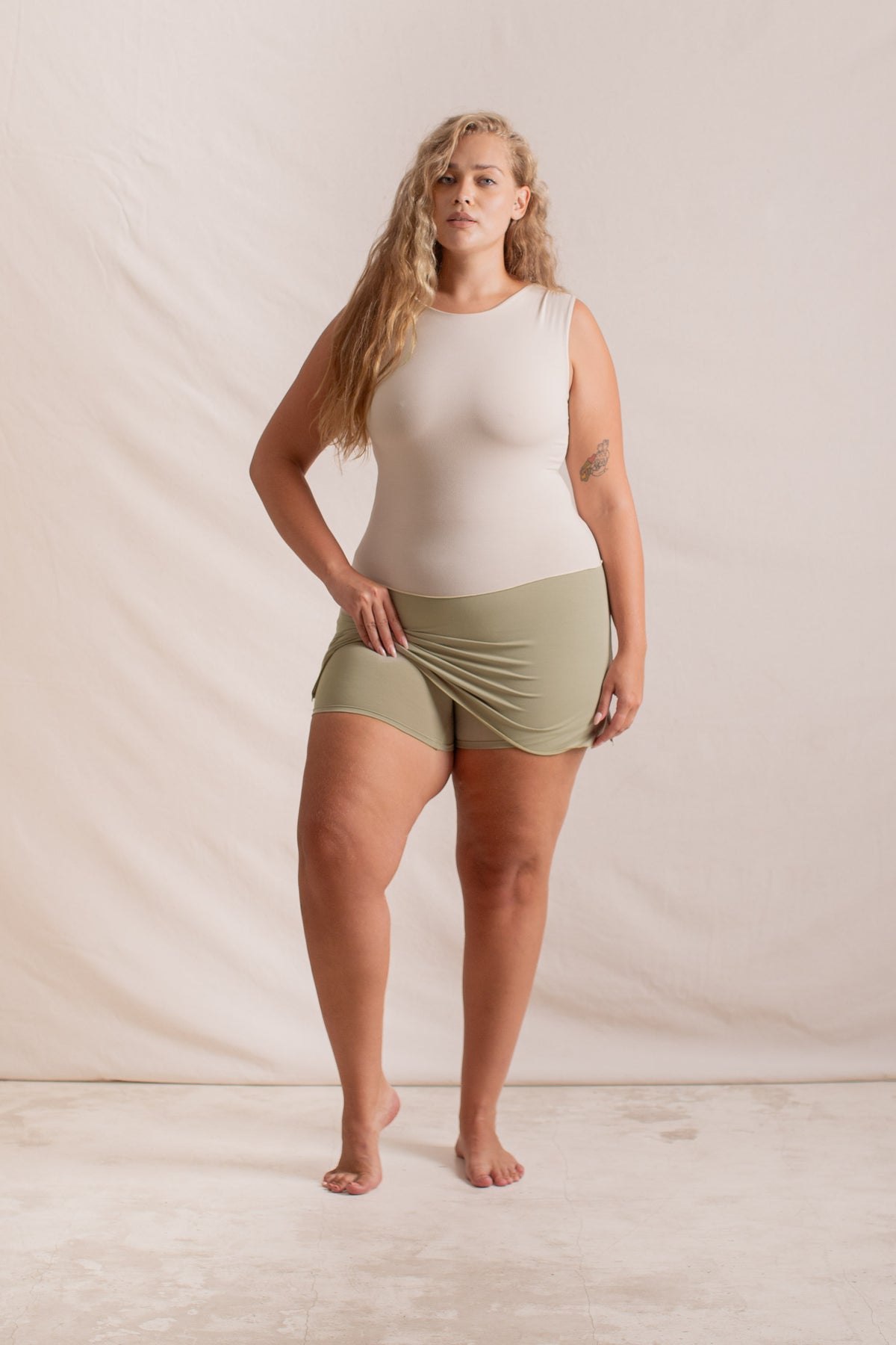 Olga is wearing 2XL/3XL, Bust 105cm (41.3”), Waist 83cm (32.7”), Hips 123cm (48.4”), Height 178cm (5.8”)