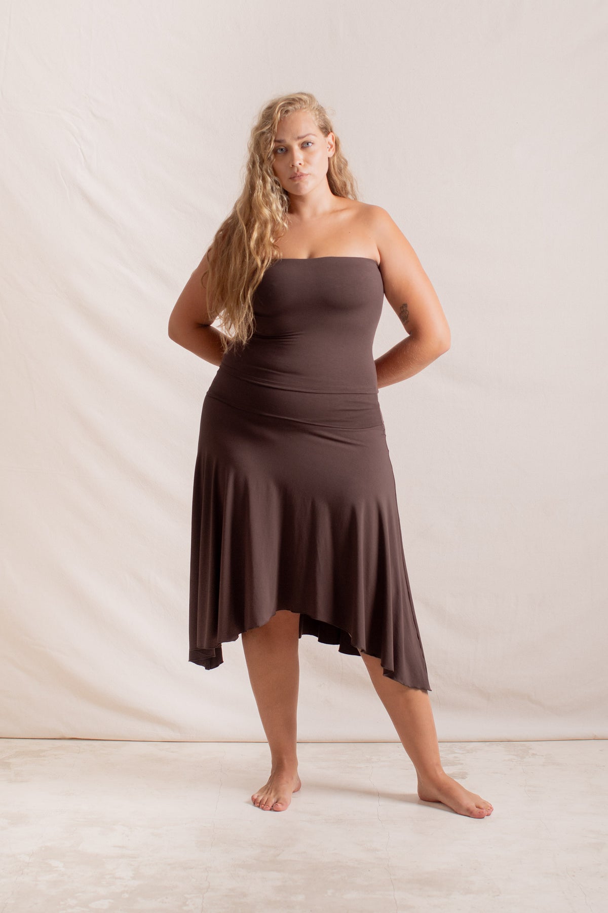 Olga is wearing 2XL/3XL, Bust 105cm (41.3”), Waist 83cm (32.7”), Hips 123cm (48.4”), Height 178cm (5.8”)