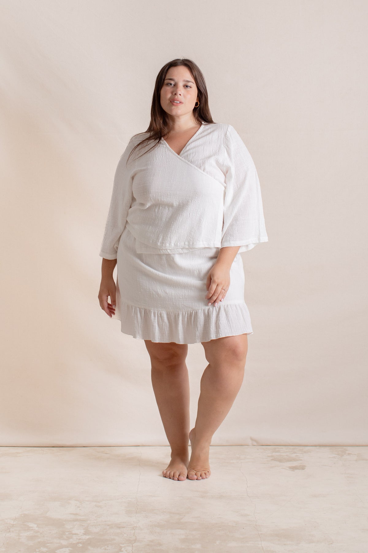 Olga is wearing XL/XXL, Bust 105cm (41.3”), Waist 83cm (32.7”), Hips 123cm (48.4”), Height 178cm (5.8”)