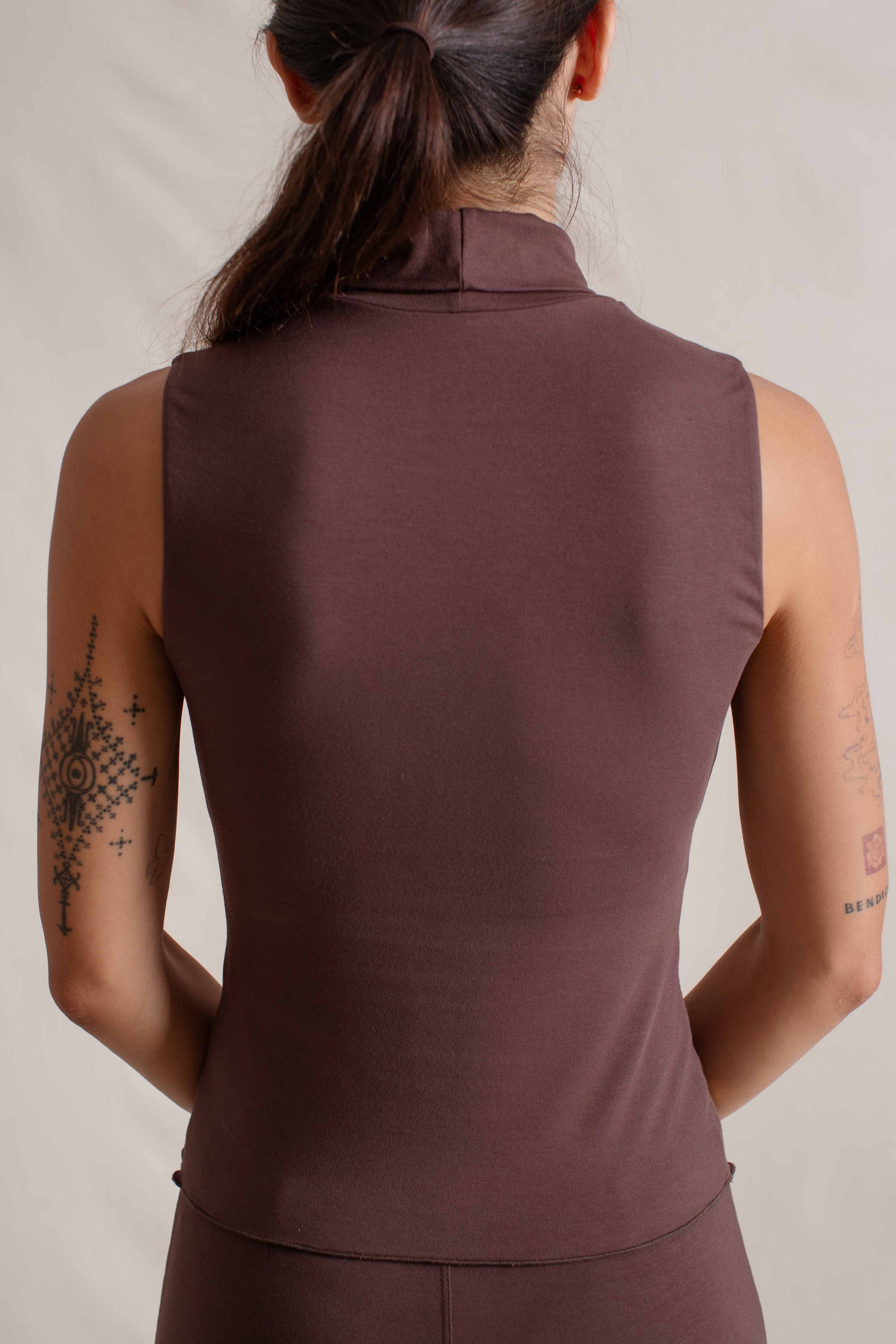 Hitomi is wearing size XS/S. Bust: 81cm (32”), Waist: 61cm (24”), Hips: 91.4cm (36”), Height 168cm (5.5”). | Size XS/S