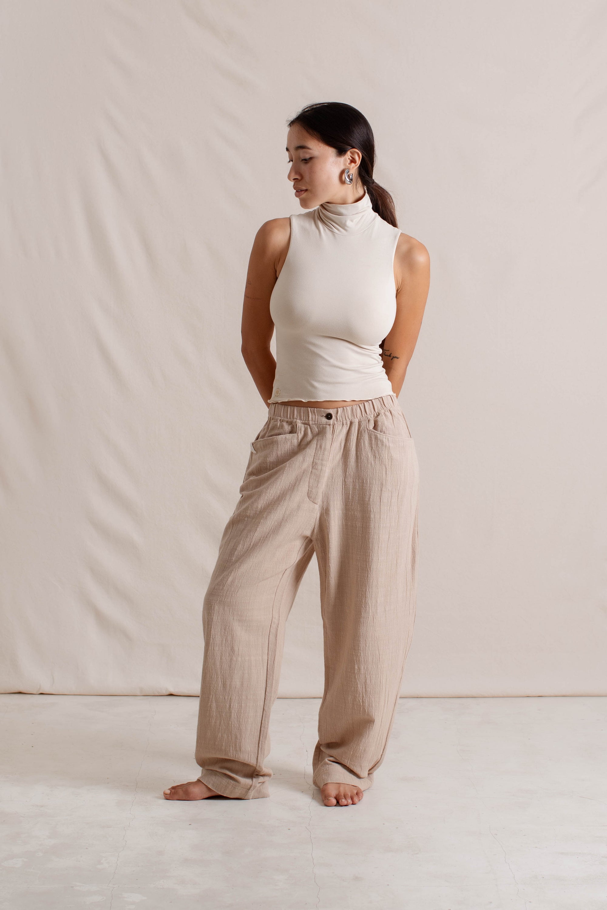 Hitomi is wearing size XS/S. Bust: 81cm (32”), Waist: 61cm (24”), Hips: 91.4cm (36”), Height 168cm (5.5”). | Size XS/S