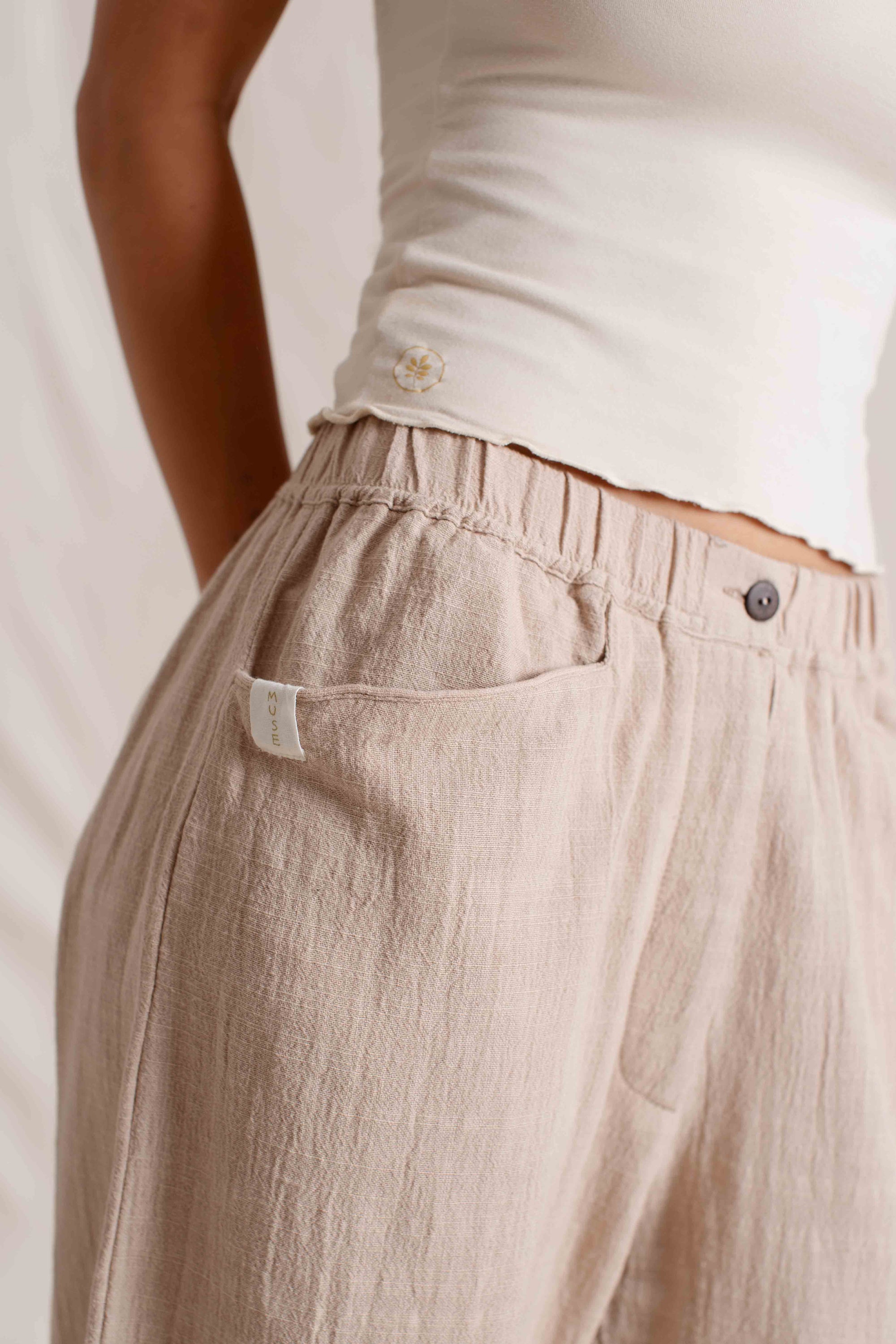 Hitomi is wearing size XS/S. Bust: 81cm (32”), Waist: 61cm (24”), Hips: 91.4cm (36”), Height 168cm (5.5”). | Size XS/S