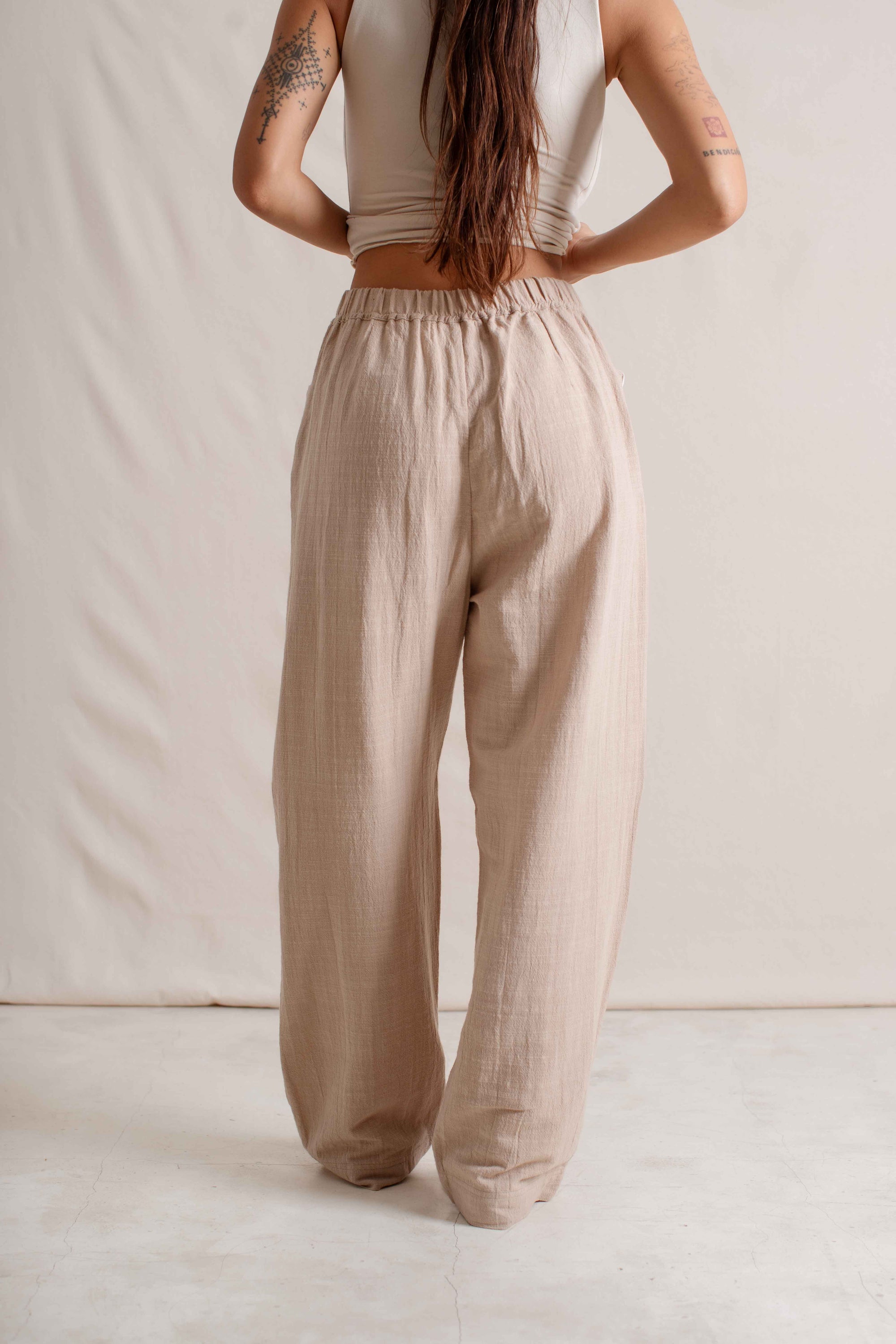 Hitomi is wearing size XS/S. Bust: 81cm (32”), Waist: 61cm (24”), Hips: 91.4cm (36”), Height 168cm (5.5”). | Size XS/S