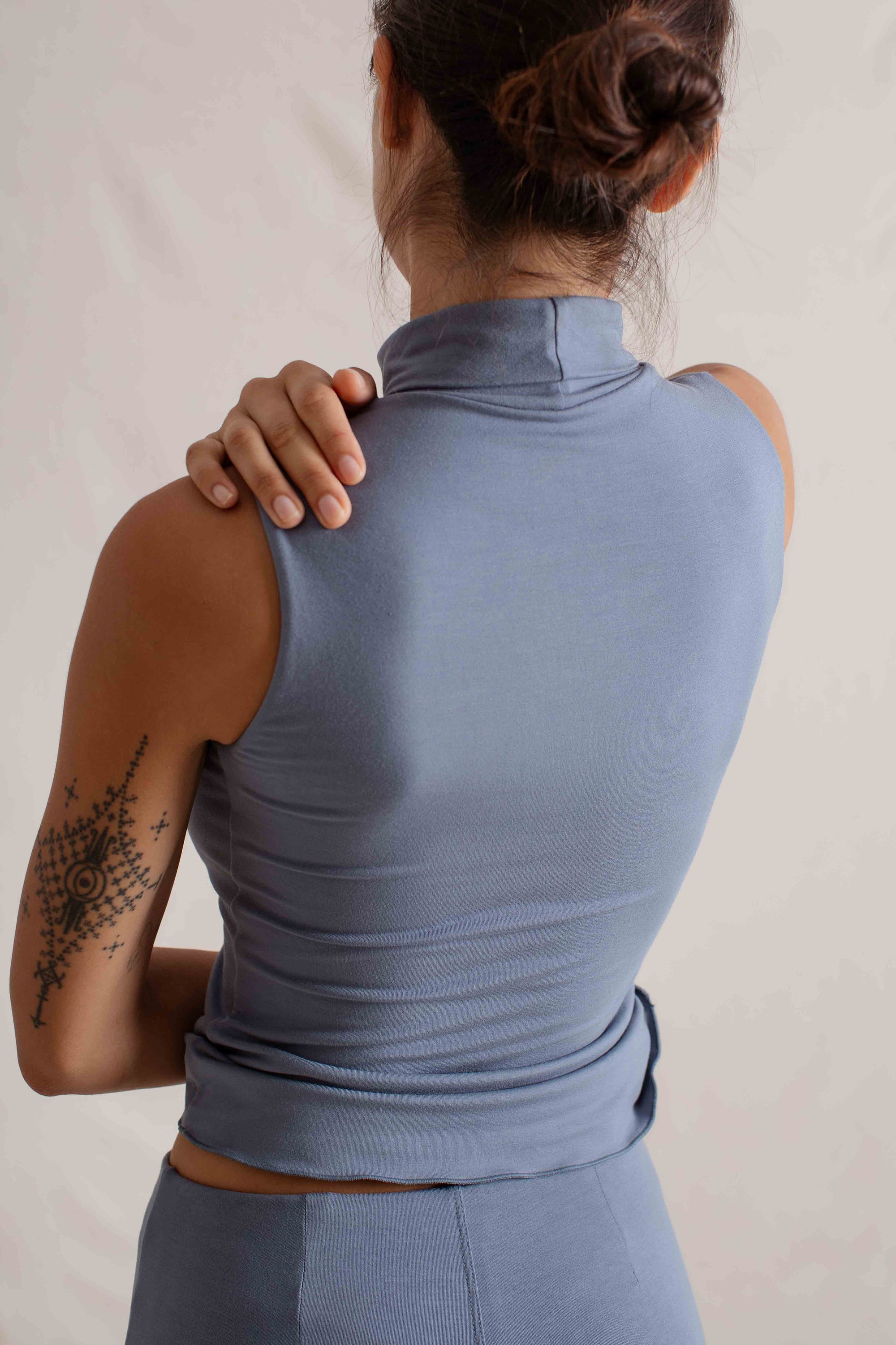 Hitomi is wearing size XS/S. Bust: 81cm (32”), Waist: 61cm (24”), Hips: 91.4cm (36”), Height 168cm (5.5”). | Size XS/S