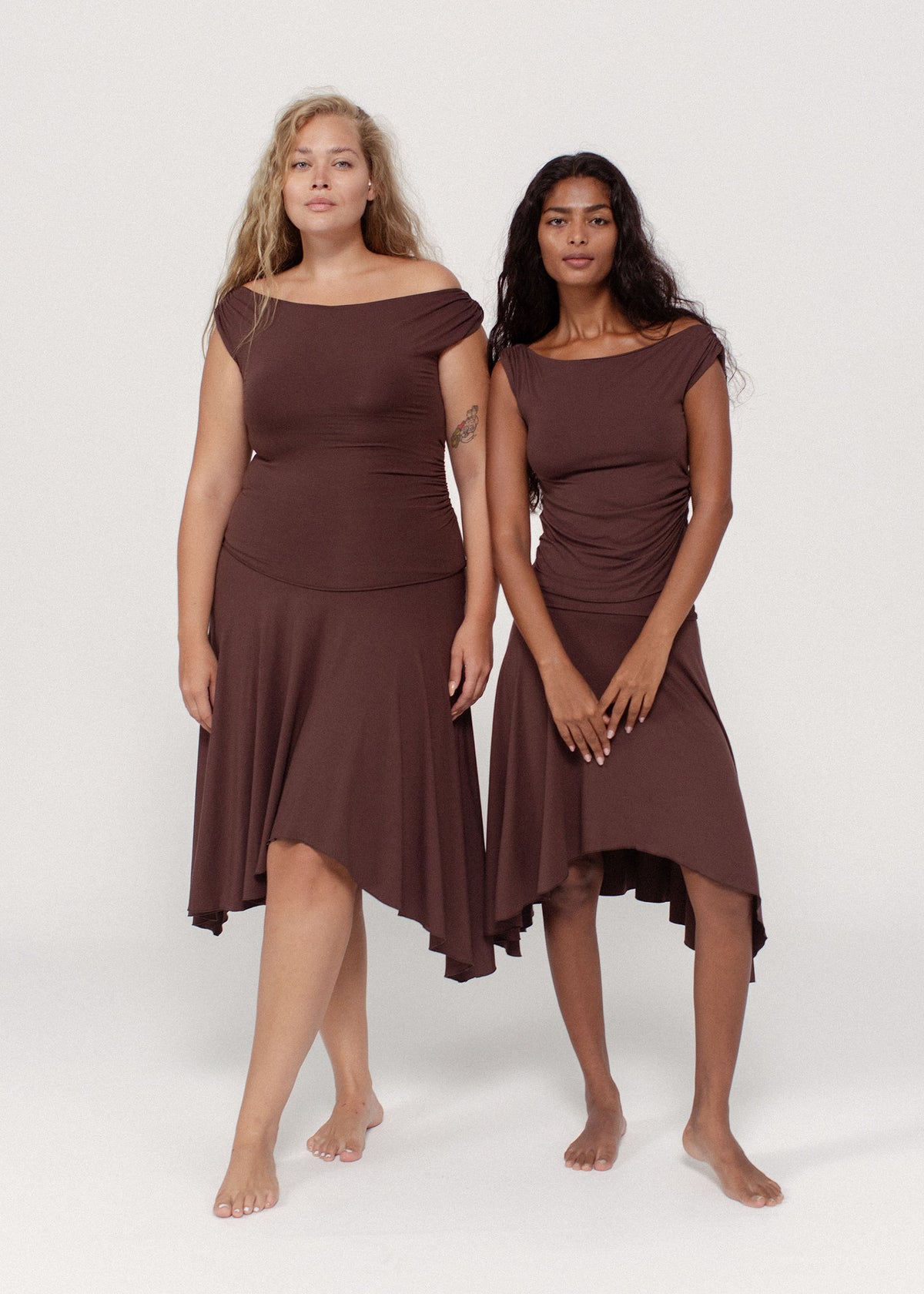 Helga is wearing XL/2XL on Top and 2XL/3XL on Skirt. Kavita is wearing XS/S on Top and 2XS/XS on Skirt