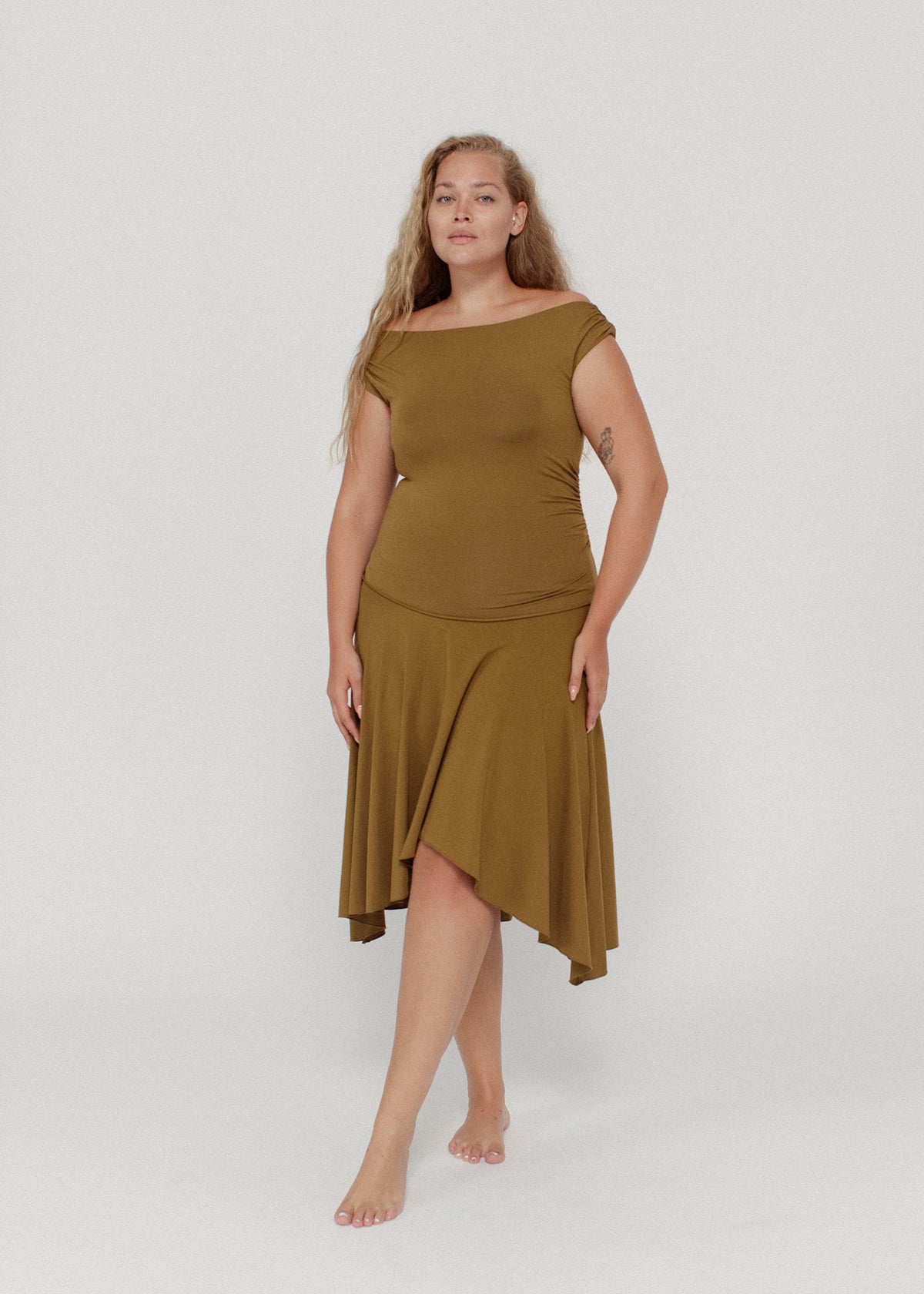 Helga is wearing size XL/2XL on Top and 2XL/3XL on the Skirt, Bust 105cm (41.3”), Waist 83cm (32.7”), Hips 123cm (48.4”), Height 178cm (5.8”)