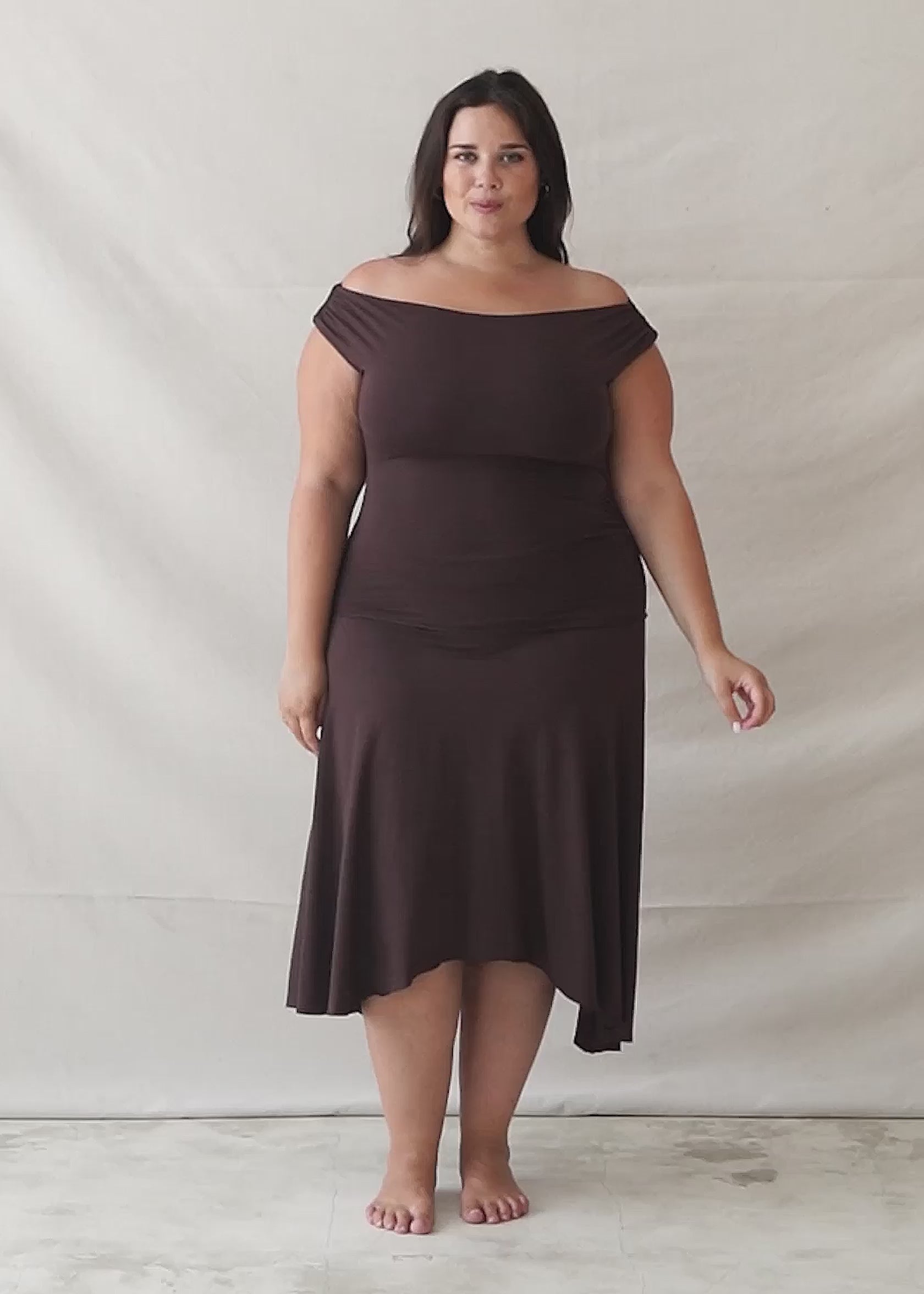 Michelle is wearing size XL/XXL on Top and 2XL/3XL on Skirt. Bust 115cm (45.3”), Waist 93cm (36.6”), Hips 123cm (48.4”), Height 168cm (5.5”)