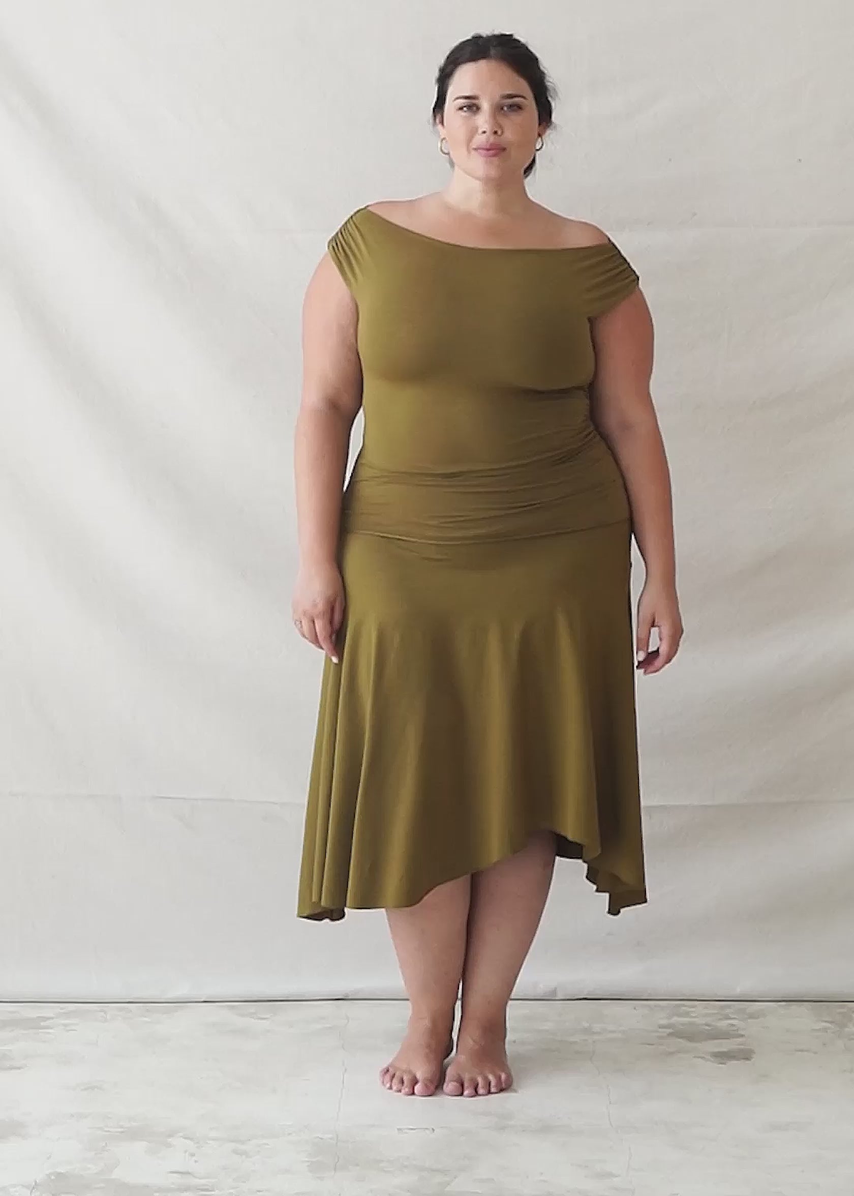 Michelle is wearing size XL/XXL on Top and 2XL/3XL on Skirt. Bust 115cm (45.3”), Waist 93cm (36.6”), Hips 123cm (48.4”), Height 168cm (5.5”)