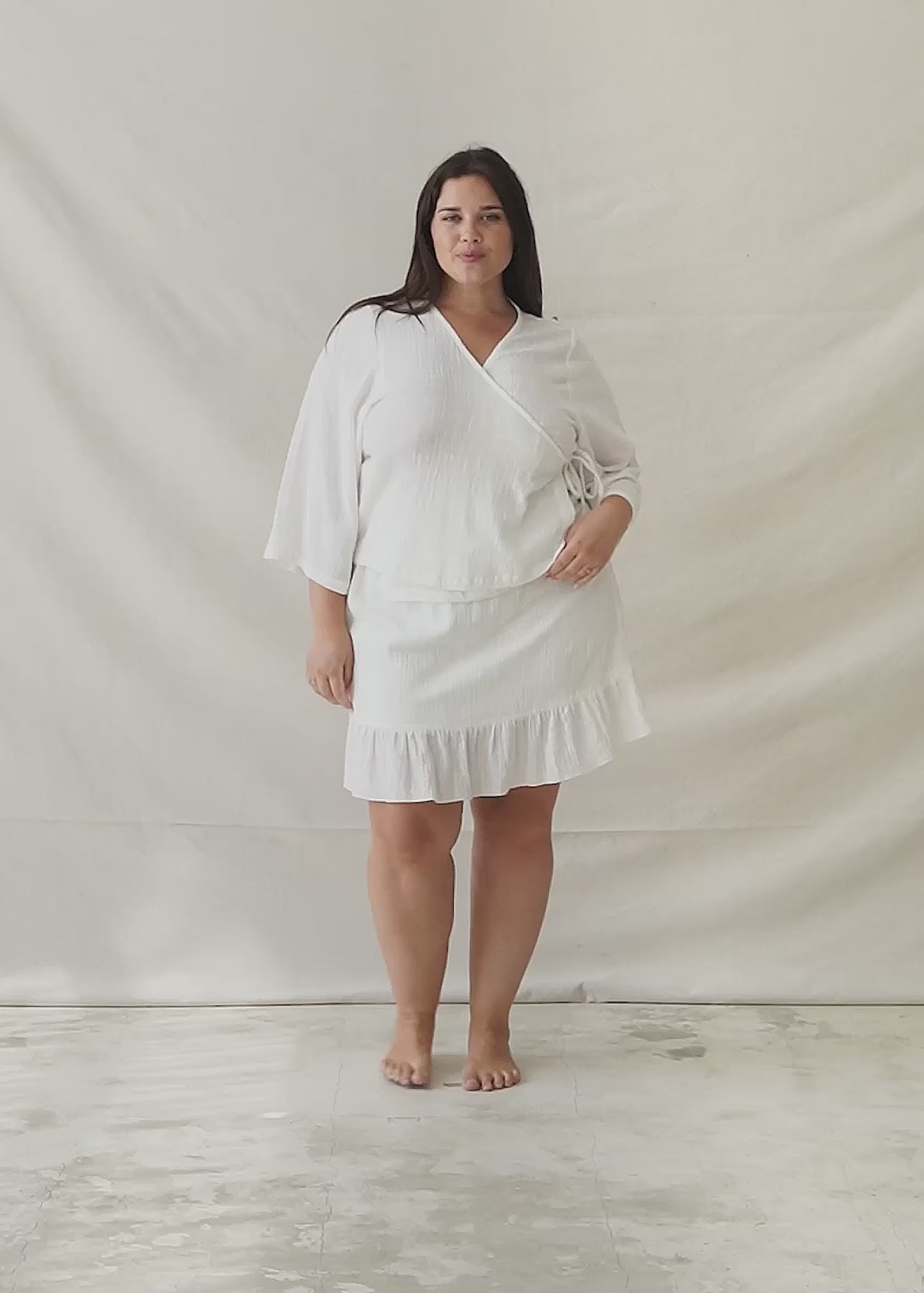 Olga is wearing XL/XXL, Bust 105cm (41.3”), Waist 83cm (32.7”), Hips 123cm (48.4”), Height 178cm (5.8”)