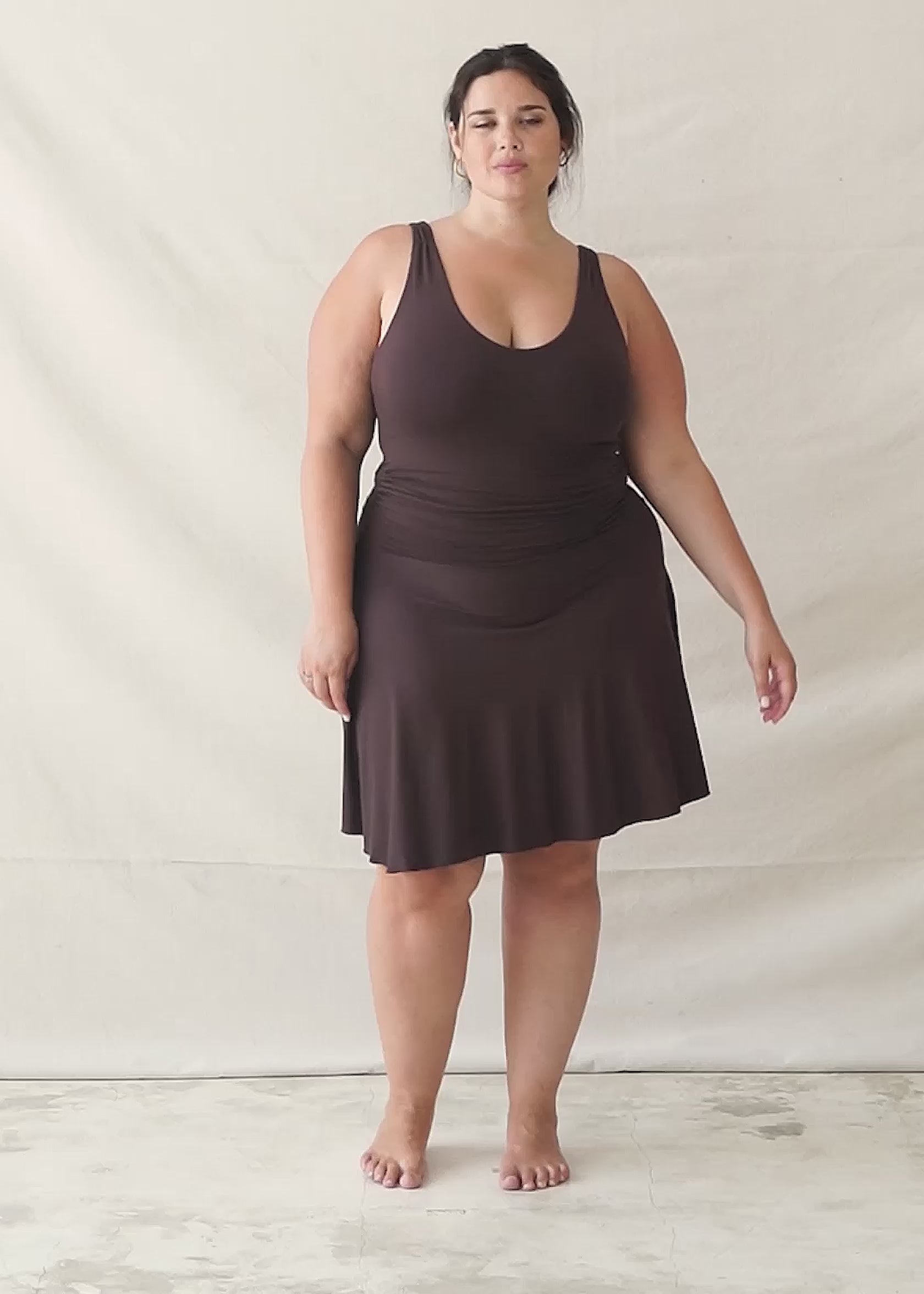 Michelle is wearing size XL/XXL. Bust 115cm (45.3”), Waist 93cm (36.6”), Hips 123cm (48.4”), Height 168cm (5.5”)