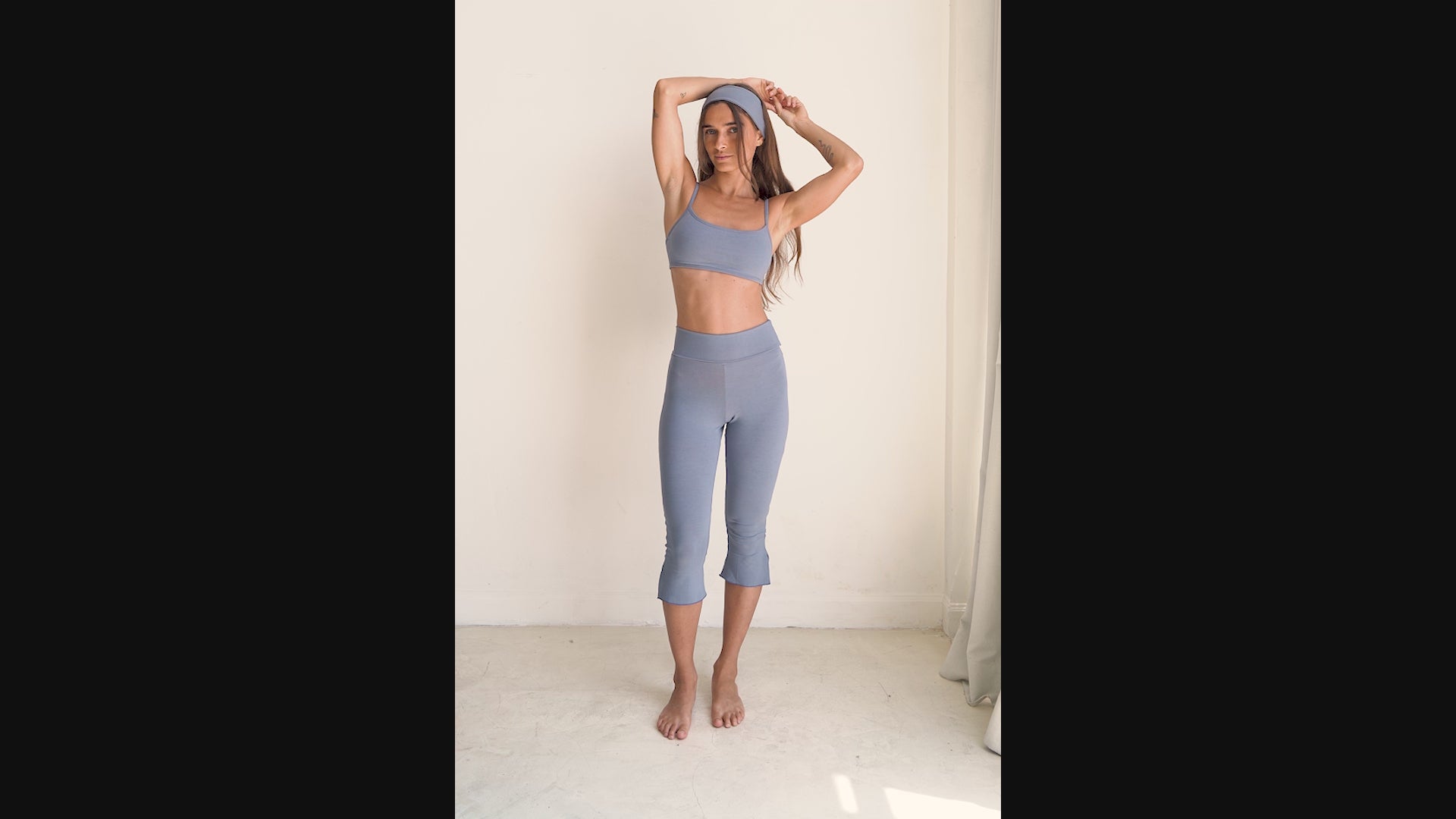 Jeff is wearing size XS. Bust 85cm (33.7”), Waist 64cm(25.1”), Hips 82cm (32.4”), Height 160cm (5.2”)
