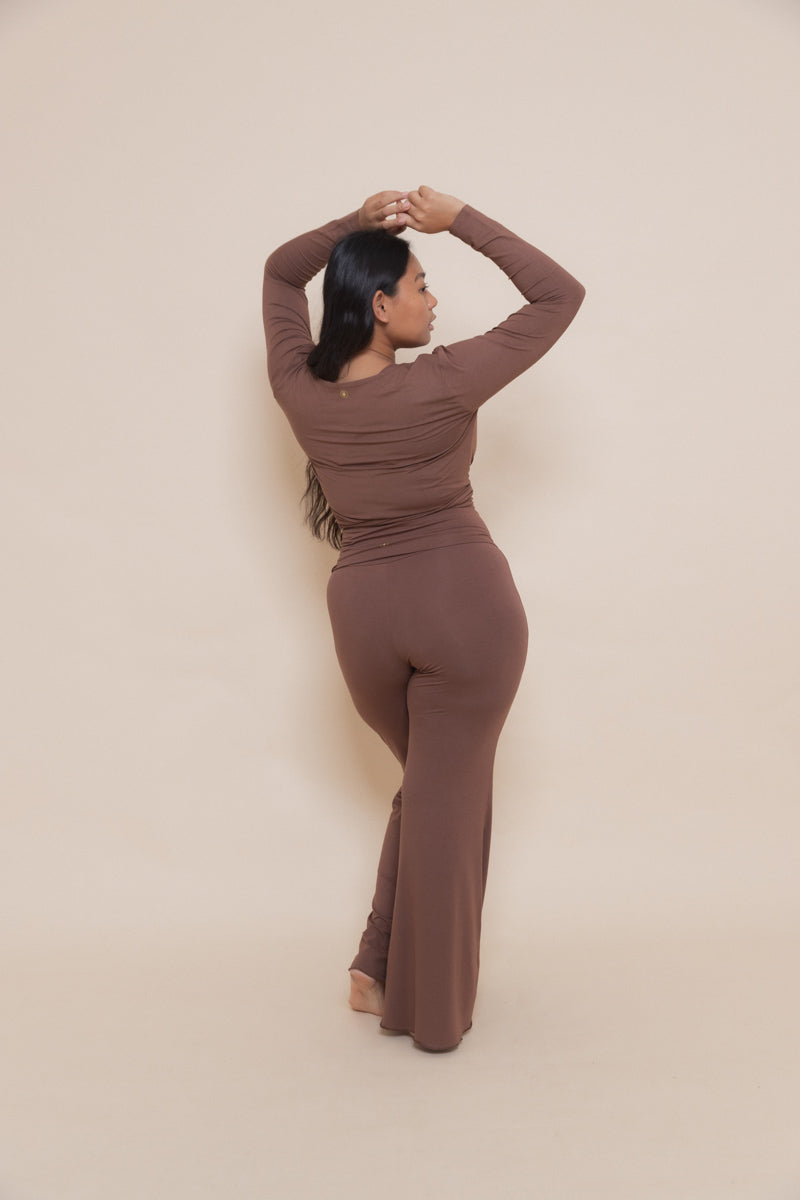 Sari wears size L. Bust 98cm/38,5”, Waist 75cm/29,5”, Hips 109cm/43”
