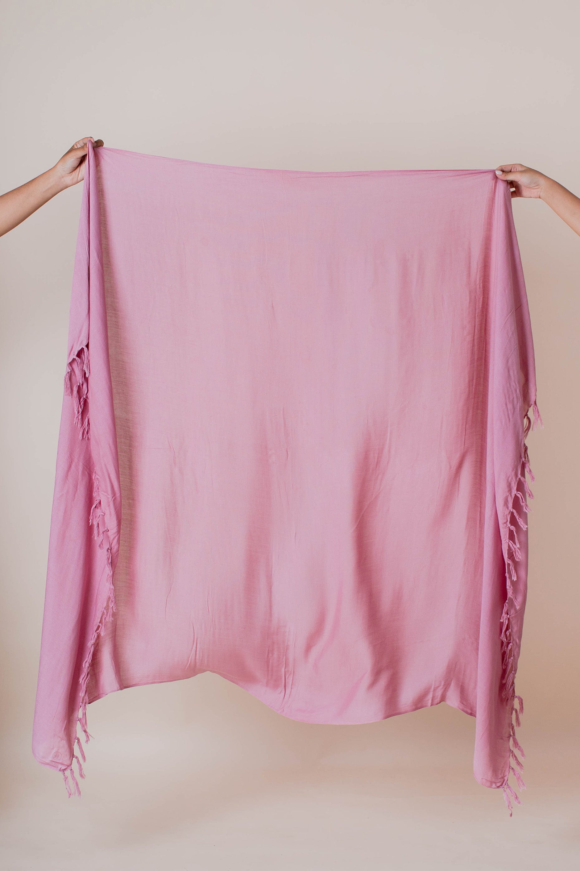 Foto In Studio of The Beach Sarong In Orchid Colour